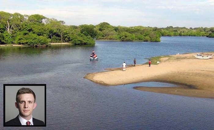 Polisi menyisir  laguna di Panama, 360 kilometer sebelah timur dari ibu kota Kolombo, Sri Lanka, mencari jasad jurnalis Inggris Paul McClean (inzet). (foto: afp)