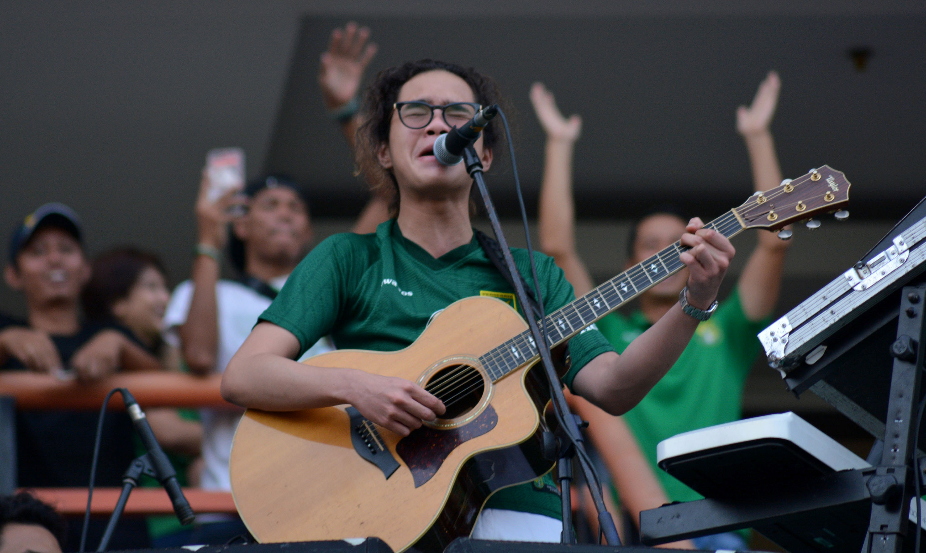 Abdul Qodir Jaelani atau Dul sempat menitihkan air mata saat menyanyikan anthem Persebaya 'Song for Pride' di Stadion Gelora Bung Tomo, Surabaya, Kamis 14 September 2017. (foto: haris/ngopibareng) 