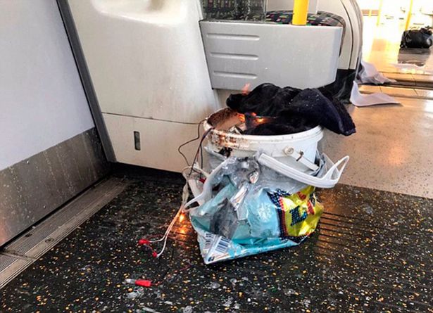 Ledakan yang terjadi di salah satu rangkaian kereta bawah tanah London, Inggris, diduga berasal dari sebuah objek berbentuk ember. Benda misterius ini masih terbakar api dan mengeluarkan asap saat seluruh penumpang telah dievakuasi.  (Foto: Mirror)