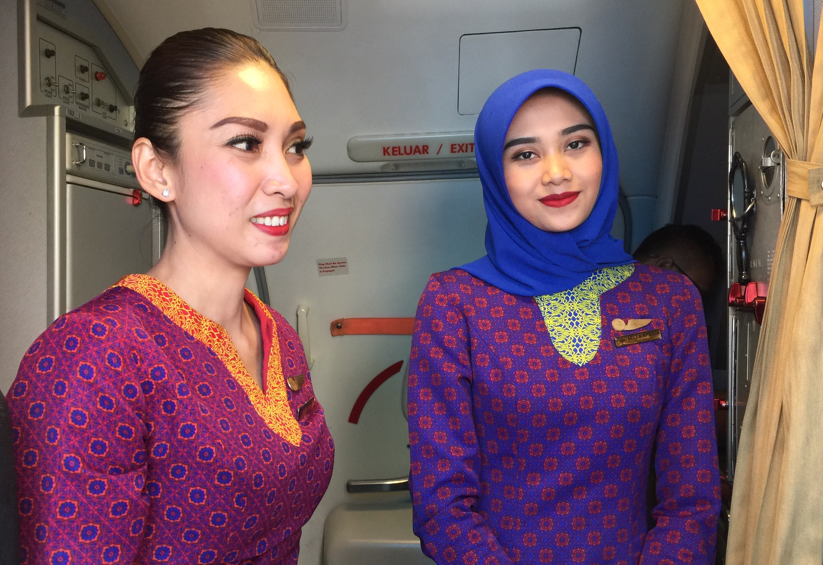 BAHASA JAWA: Juwita (kiri) cabin crew Sriwijaya Air yang menyampaikan Announcement Flight dengan bahasa Jawa. 
