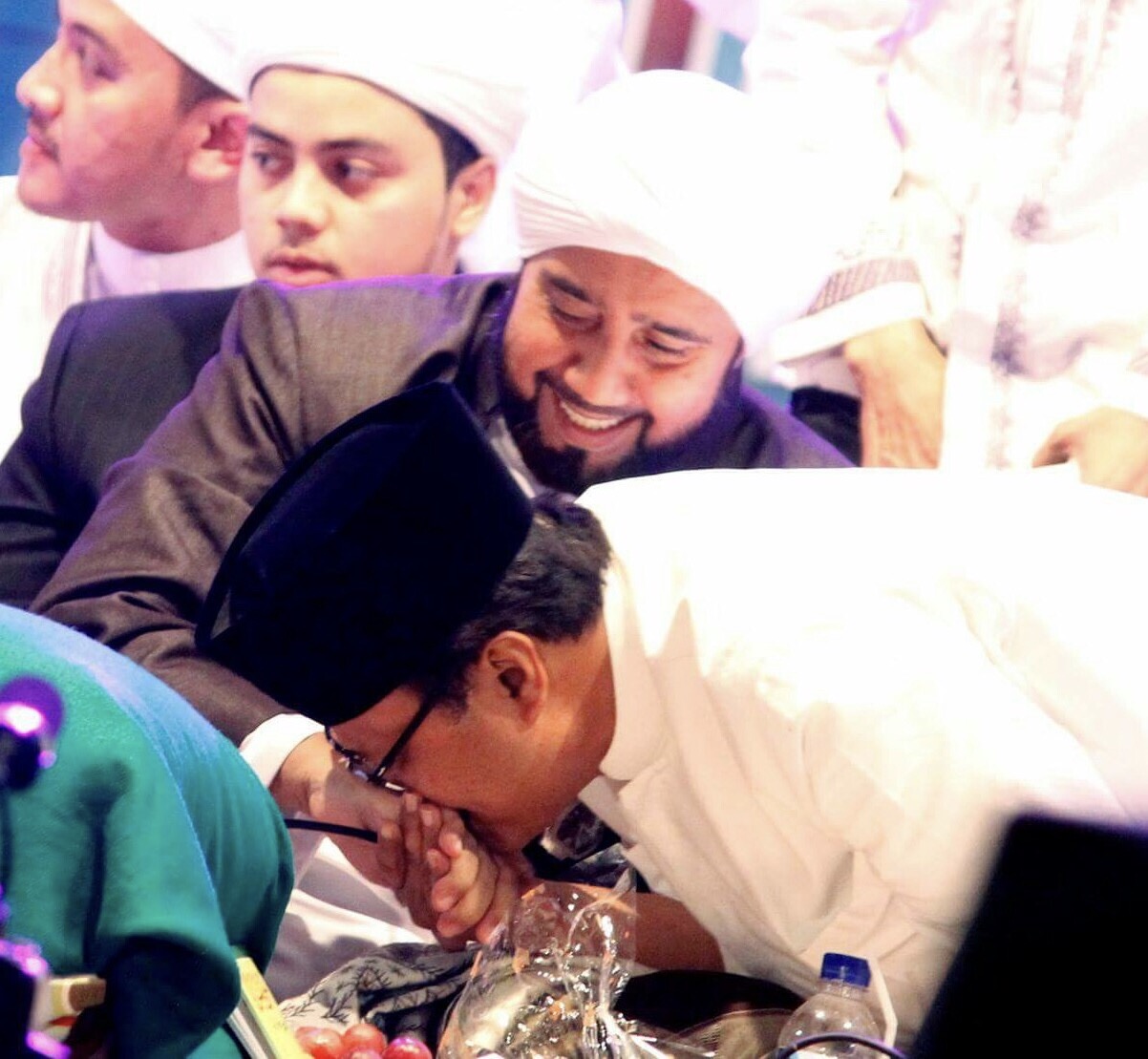Wagub Jatim Saifullah Yusuf mencium tangan Habib Syech.