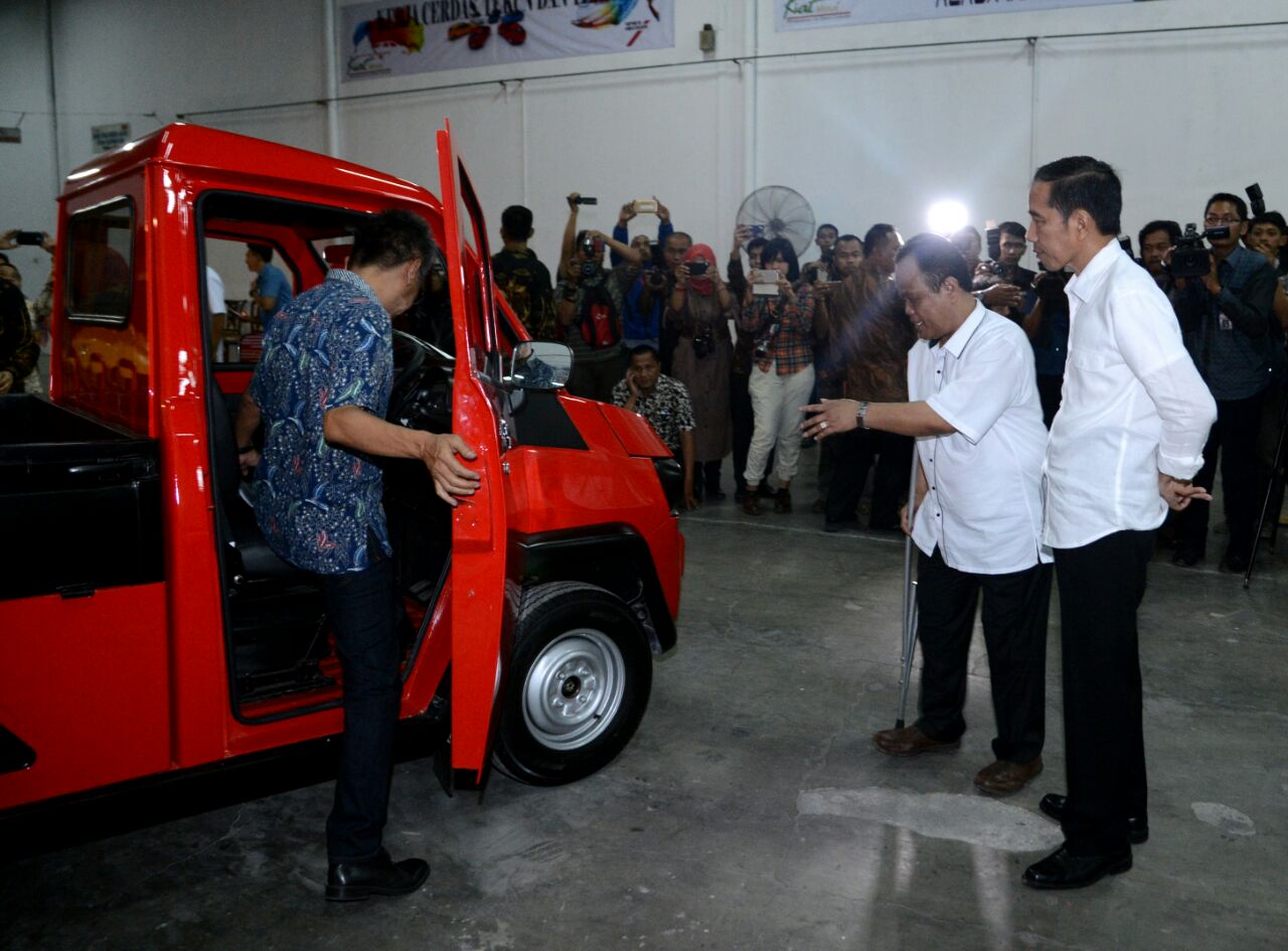 Presiden Jokowi bersama Sukiat menyaksikan salah satu produk mobil yang dulu dikenal dengan nama Esemka. 