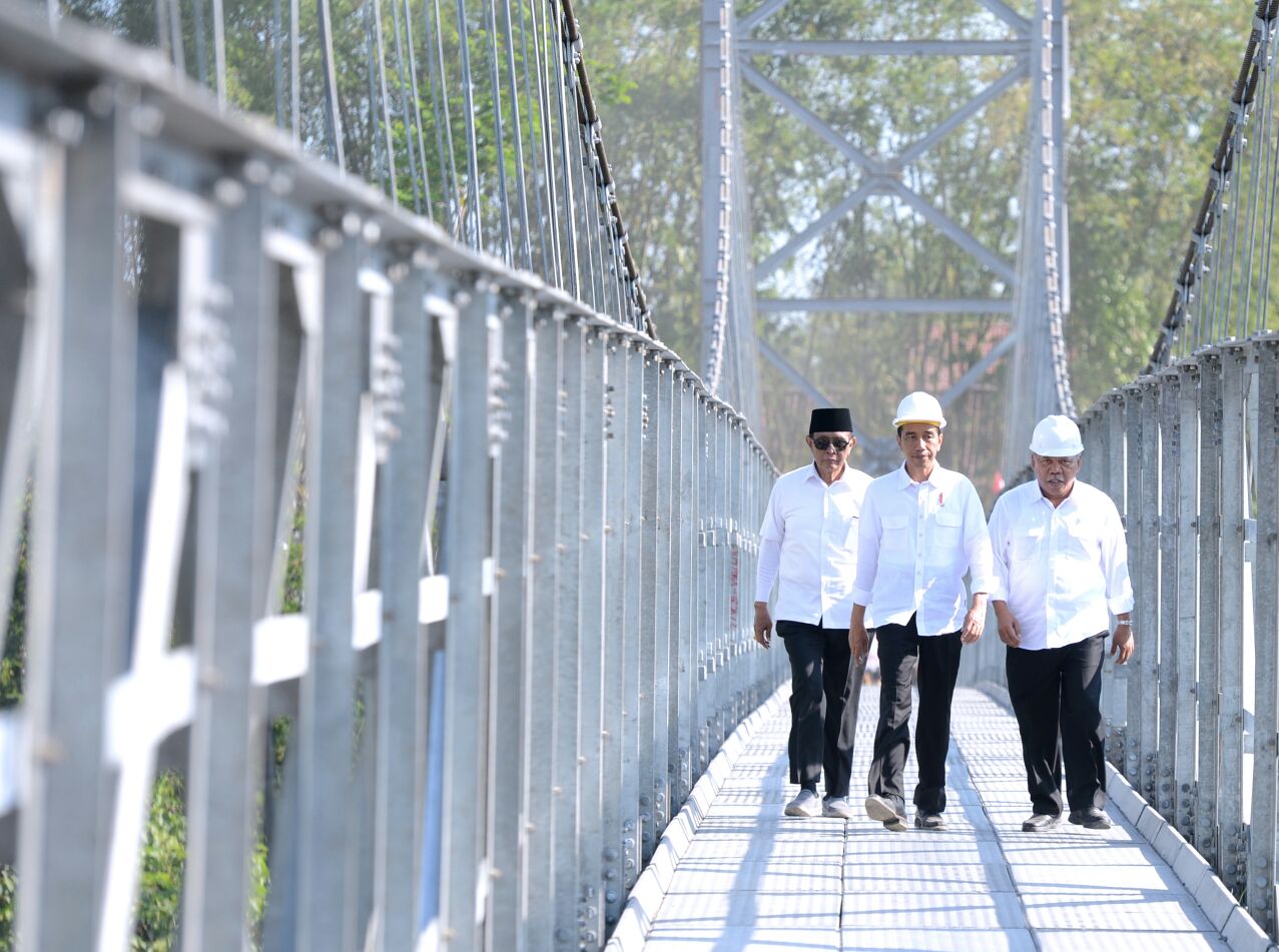 Presiden Joko Widodo meninjau jembatan gantung Mangunsuko, di Desa Mangunsuko, Kecamatan Dukun, Kabupaten Magelang, Senin, 18 September 2017. (Foto: Biro Pers/Setpres) 