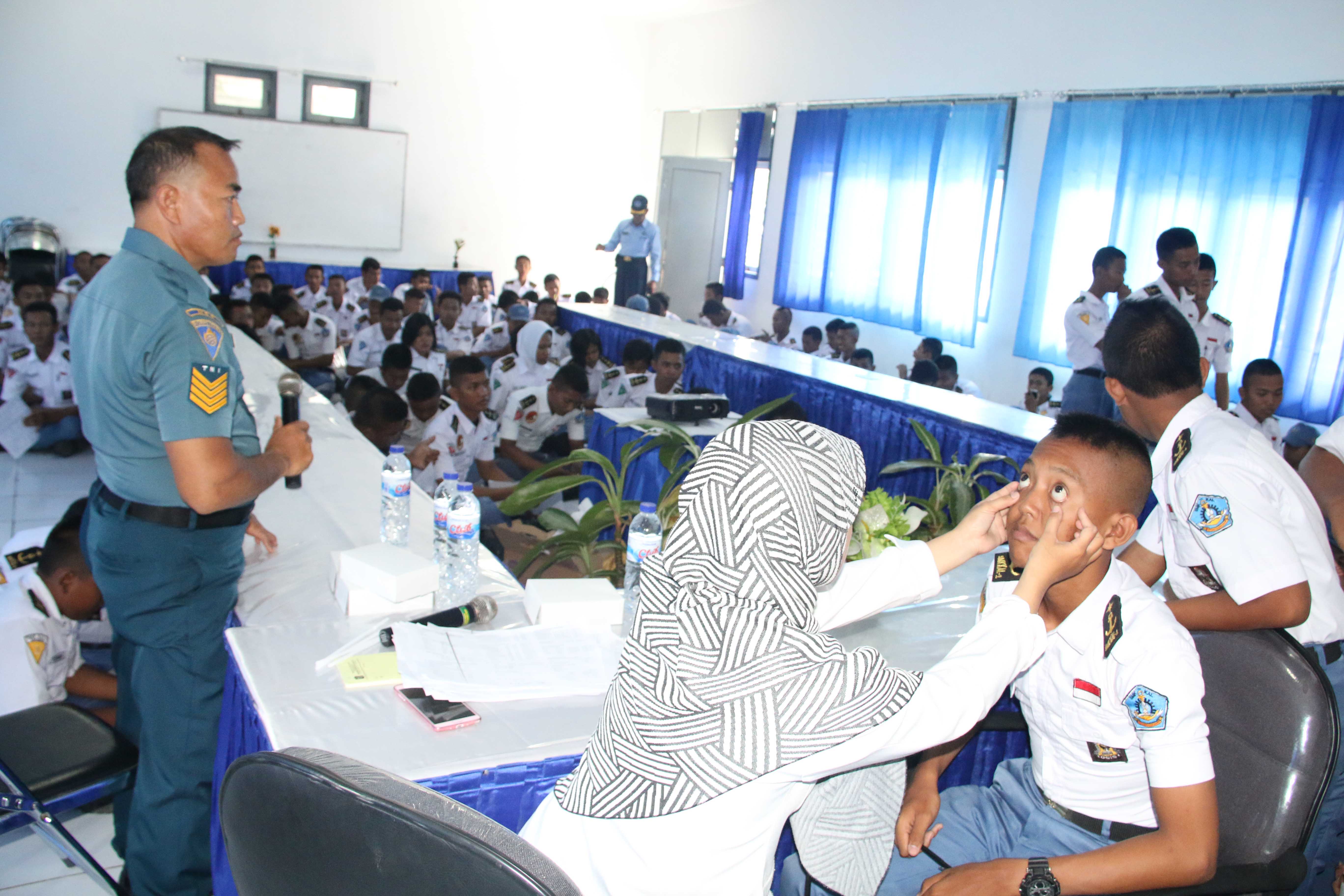 dr. Dian Pusparini dari Puskesmas Krembangan Selatan saat melaksanakan pemeriksaan kesehatan kepada peserta didik SMK KAL-1 Surabaya (18/9)