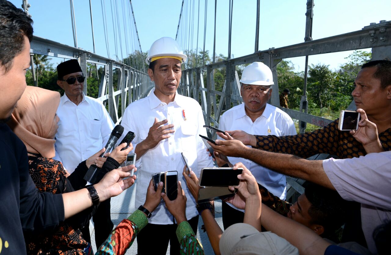 Presiden Joko Widodo memberi keterangan kepada awak media di Jembatan Gantung Mangunsuko, Magelang, Jawa Tengah, Senin, 18 September 2017. (Foto: Biro Pers/Setpres) 