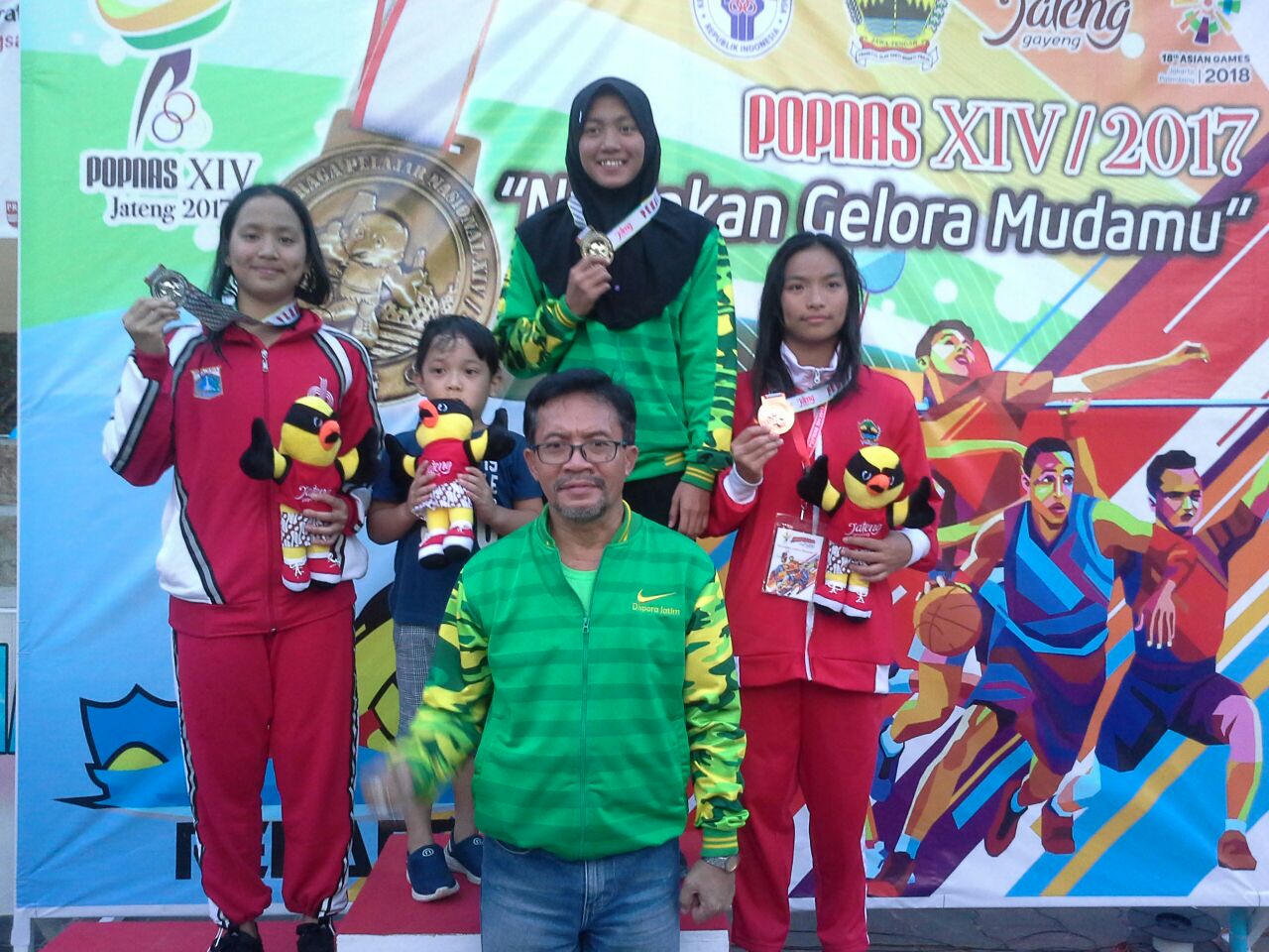 Perenang Jatim Adinda Larasati saat menerima medali emas di nomor 50  meter gaya kupu-kupu. 