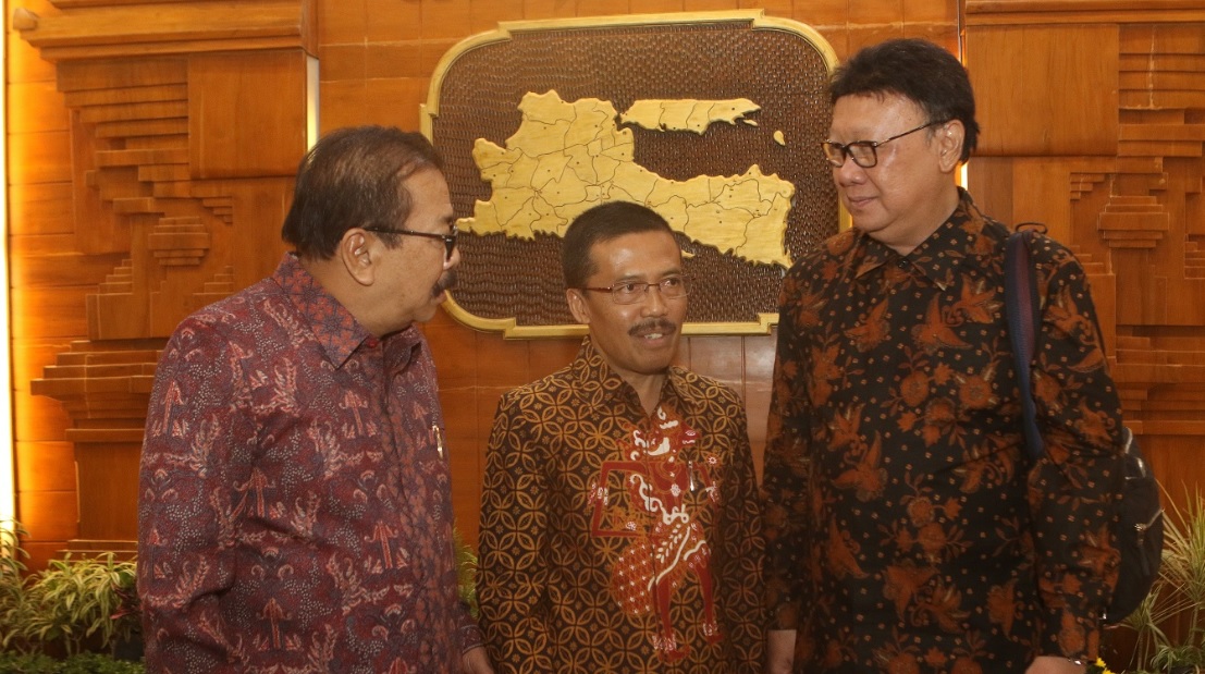 Plt. Wali Kota Batu, Punjul Santoso, bersama Gubernur Jatim Soekarwo, dan Mendagri Tjahjo Kumolo, di Gedung Grahadi, Surabaya. (Foto: Istimewa)