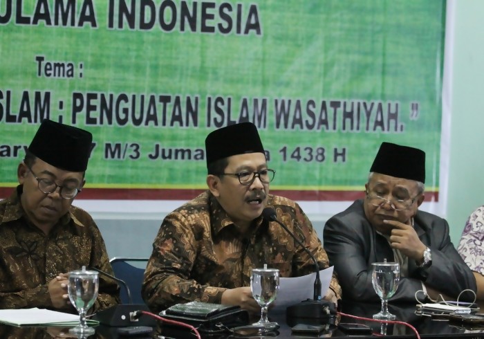 TENGAH: H Zainut Tauhid Za'adi, Wakil Ketua Umum Majelis Ulama Indonesia (MUI) Pusat. (foto: ist)