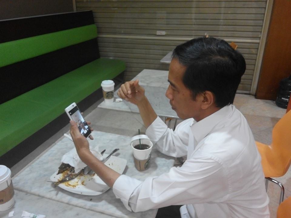 Presiden Joko Widodo dan telepon celulernya. Foto : Istimewa