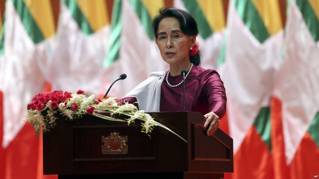 Aung San Suu Kyi, pemimpin de facto Myanmar saat menyampaikan pidato pertamanya di Nayutaw, ibu kota baru Myanmar. (foto; voa)