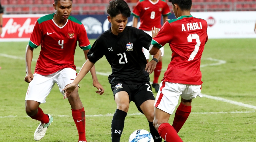Pemain Thailand mendapat kepungan pemain Timnas Indonesia U16 dalam lanjutan Kualifikasi Piala Asia 2018, tadi malam