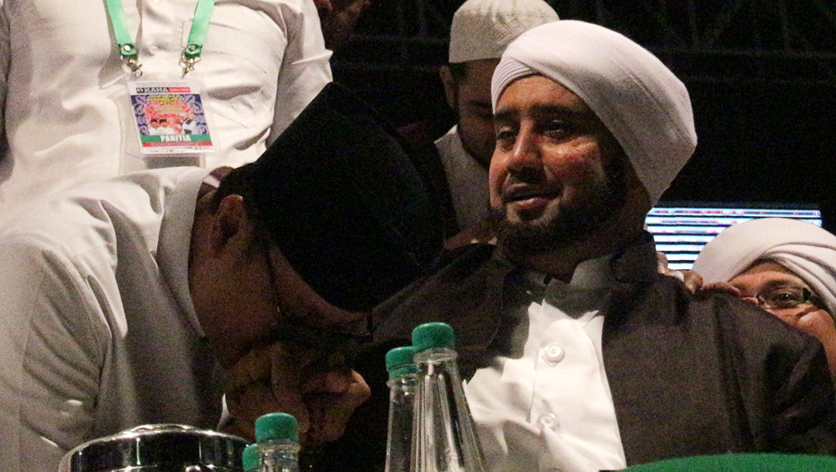 Gus Ipul mencium tangan Habib Syech, di majelis shalawat, mempreingati tahun baru Islam, dan menyambut HUT Provinsi Jatim, Rabu, 20 September 2017. (Foto: frd/ngopibareng.id)