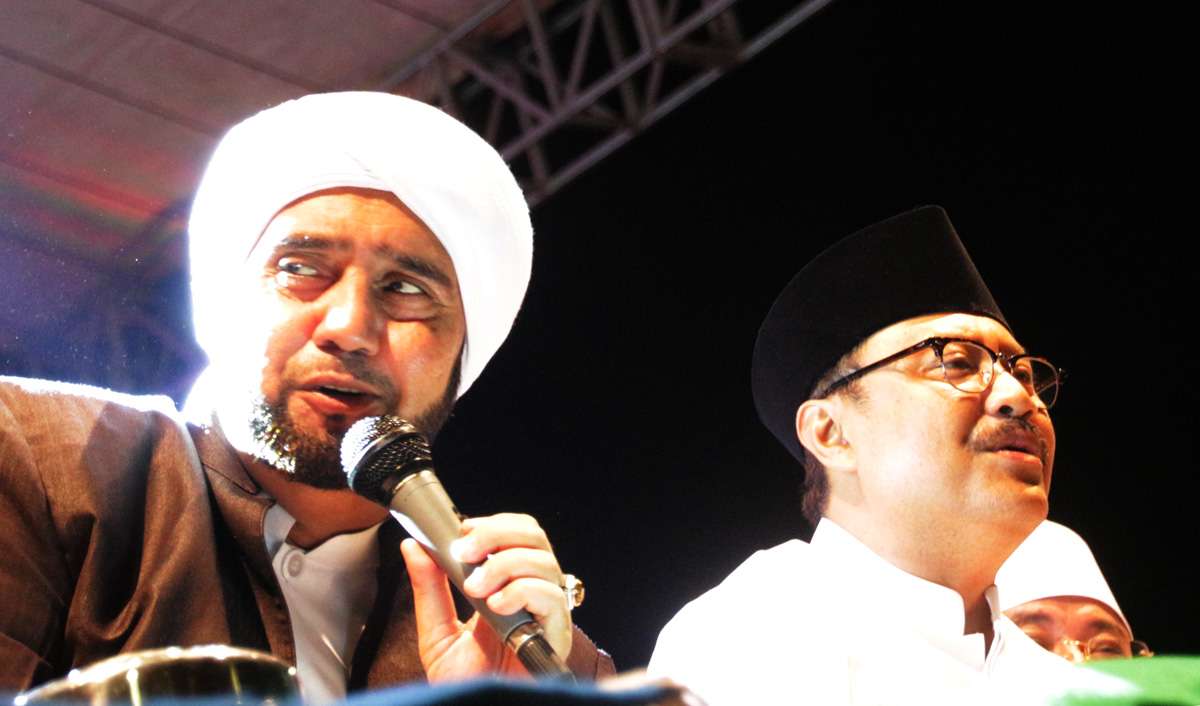 Gus Ipul bersama Habib Syech, di majelis shalawat, memperingati tahun baru Islam, dan menyambut HUT Provinsi Jatim, Rabu, 20 September 2017. (Foto: frd/ngopibareng.id)