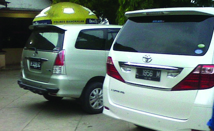Mobil Alphard  milik mantan Bupati Bangkalan Fuad Amin yang disita KPK  Nopol L 1956 M (kanan), akan dilelang dengan harga awal Rp 153,788 juta dan uang jaminan Rp 40 juta. (foto:dokumentasi okezone)