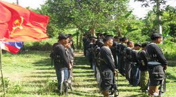 Anggota pemberontak Komunis Filipina New People's Army (NPA) sedang apel di hutan di Filipina. (foto:okezone) 