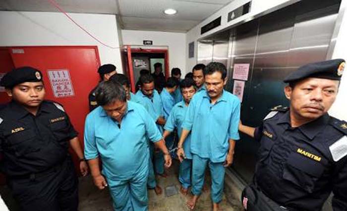 Para pembajak asal Indonesia yang diadili di Malaysia, mereka divonis 16 tahun penjara. (foto: beritatrans)