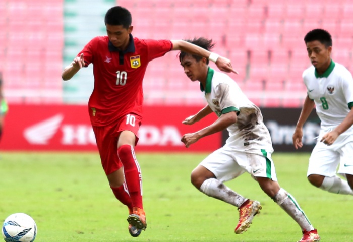 Pemain Laos mencoba menerobos pertahanan Timnas Indonesia U-16 dalam laga kualifikasi Piala Asia 2018 di Thailand, tadi petang.