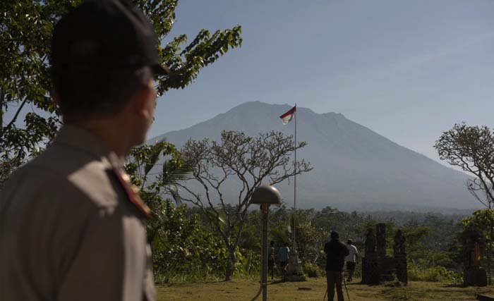 Memantau Gunung Agung yang berstatus Awas terhitung mulai Jumat  22 September malam. (foto:sriwijaya post)