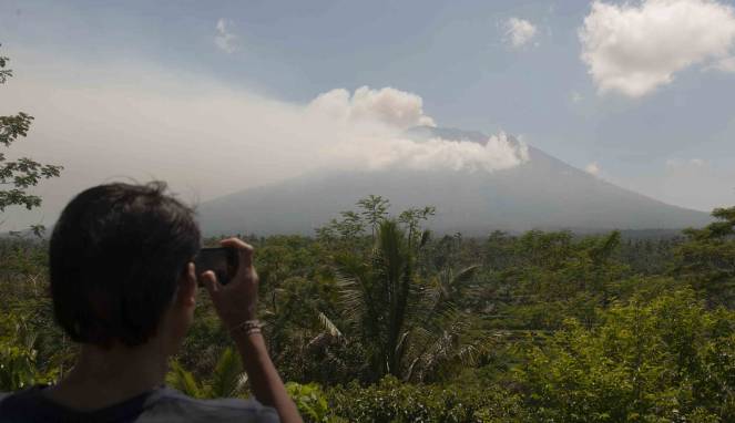 Asap mulai mengepul dari kawah Gunung Agung dari Pos Pemantauan Desa Rendang, Karangasem, Bali, Selasa, 19 September 2017. (Foto: Antara)