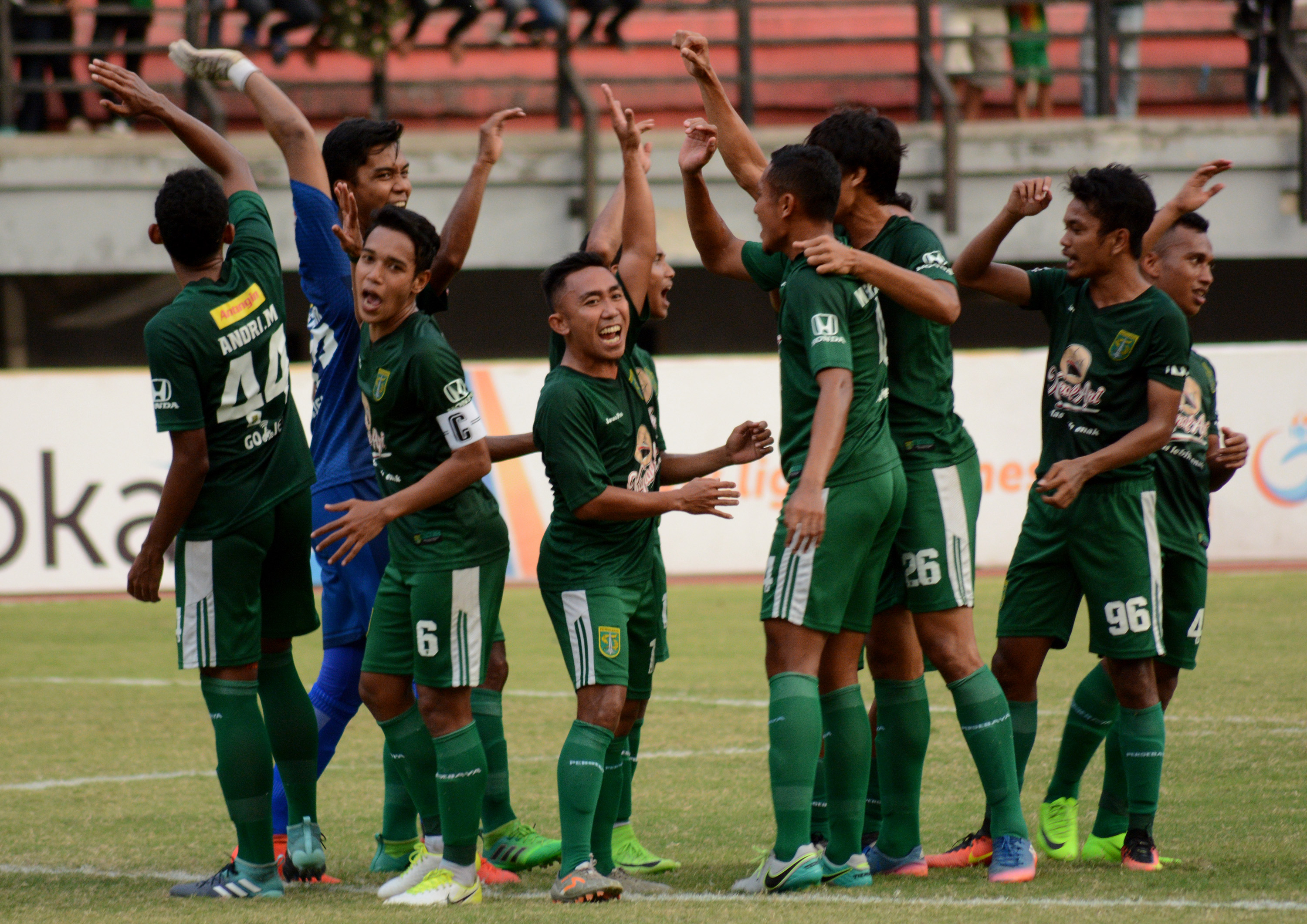 Para pemain Persebaya Surabaya yang rayakan kemenangan saat menjamu PSBS Biak, pada Jumat kemarin, di Stadion Gelora Bung Tomo. (foto; ngopibareng.id)