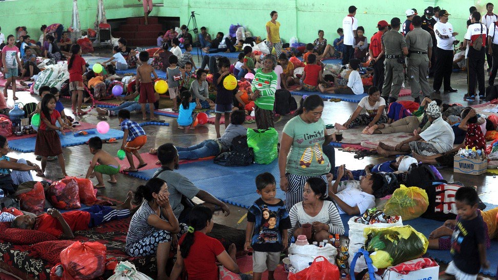 Sejumlah pengungsi letusan Gunung Agung berada di posko pengungsian Desa Les, Kabupaten Buleleng, Bali.