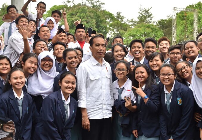Presiden Joko Widodo foto bersama siswa SMA Negeri 3 Salatiga, Kelurahan Sidorejo, Kota Salatiga, Provinsi Jawa Tengah, Senin 25 September 2017, seusai membagikan Kartu Indonesia Pintar (KIP). (Foto: Biro Pers/Setpres) 