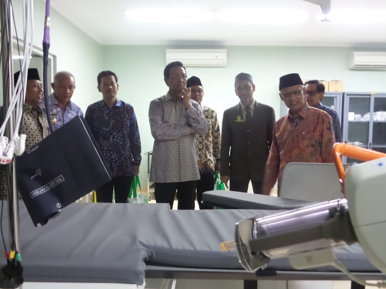 PELAYAN: Haedar Nashir bersama Sri Sultan Hamengku Buwono X,  di RS PKU Muhammadiyah Gamping Jogjakarta. (foto:muhammdiyah.co.id)