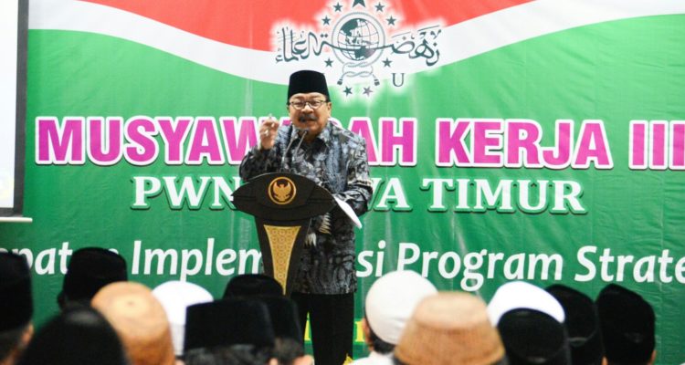 PESAN: Gubernur Jatim H Soekarwo ketika menyampaikan presentasi di depan para kiai PWNU Jatim. (foto:ngopibareng.id)