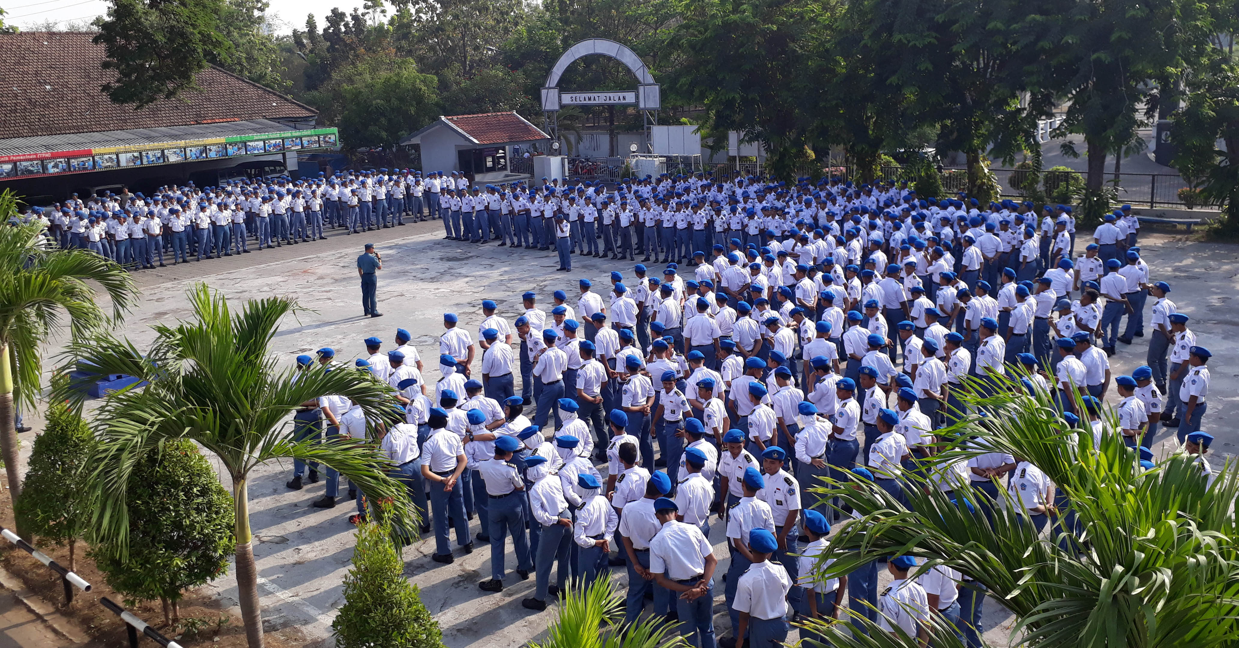  PEMBENTUKAN KARAKER : Suasana pelaksanaan apel pagi di SMK KAL-1  Surabaya. tradisi apel pagi sudah berlangsung sejak sekolah ini berdiri di tahun 1961.