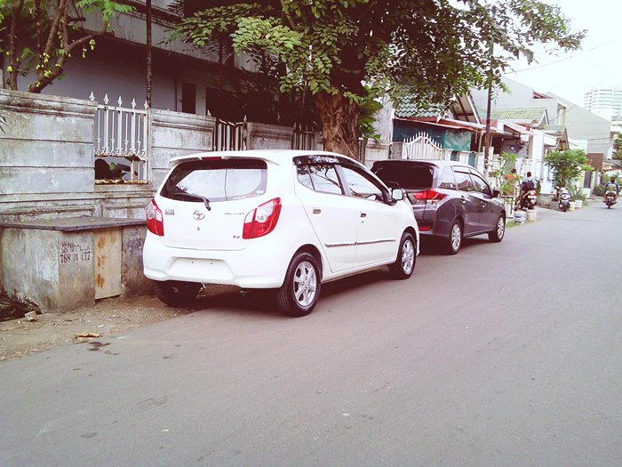 Mobil parkir di tepi jalan. Foto : Ilustrasi