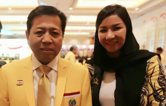 Bupati Kukar Rita Widyasari, bersama Ketua Umum Partai Golkar, Setya Novanto. (Foto: Teitter kawanrita)