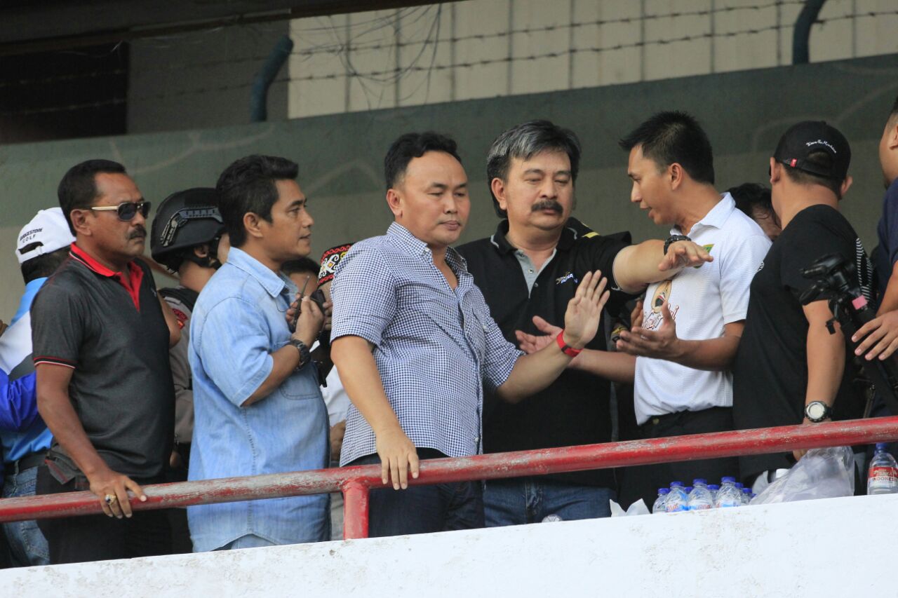 Presiden Klub Persebaya Azrul Ananda (kaos putih)  terlihat adu mulut di tribun VIP. 