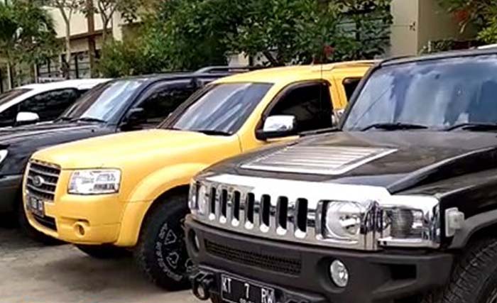 Empat mobil mewah milik Bupati Rita disita KPK dan dititipkan di Polres Kukar. (foto: tribunkaltim)