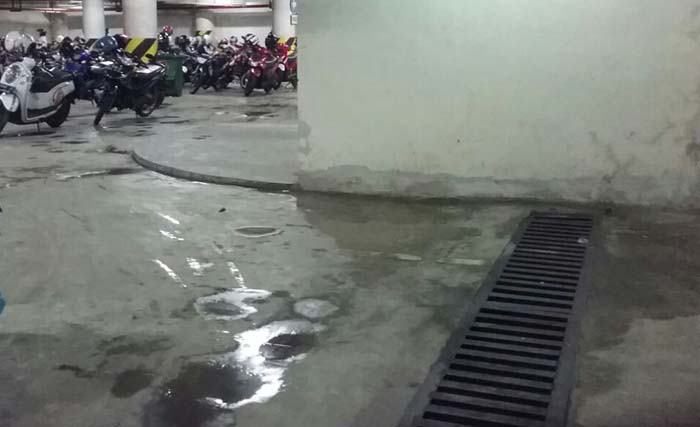Genangan air di parkir bawah tanah komplek Balai Pemuda. (foto:nawi)