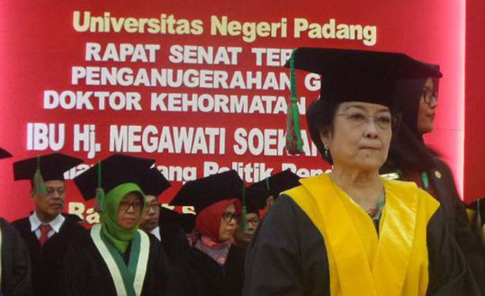 Megawati Soekarnoputri menyampaikan pidato pengukuhan di auditorium Universitas Negeri Padang, hari Rabu 27 September. (foto: kompas.com)