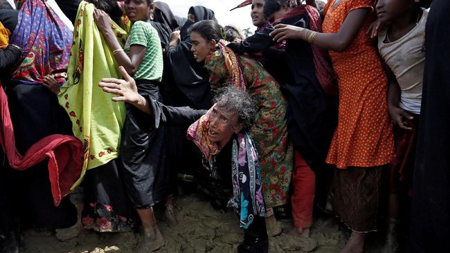 ANTRE: Wajah-wajah derita pengungsi Rohingya di perbatasan Bangladesh-Myanmar. (foto: ist)