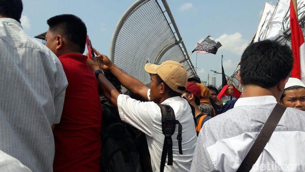 Massa Aksi 299 berbondong-bondong naik ke jembatan penyeberangan orang (JPO) guna dapat mengambil foto atau video. (foto: detik)