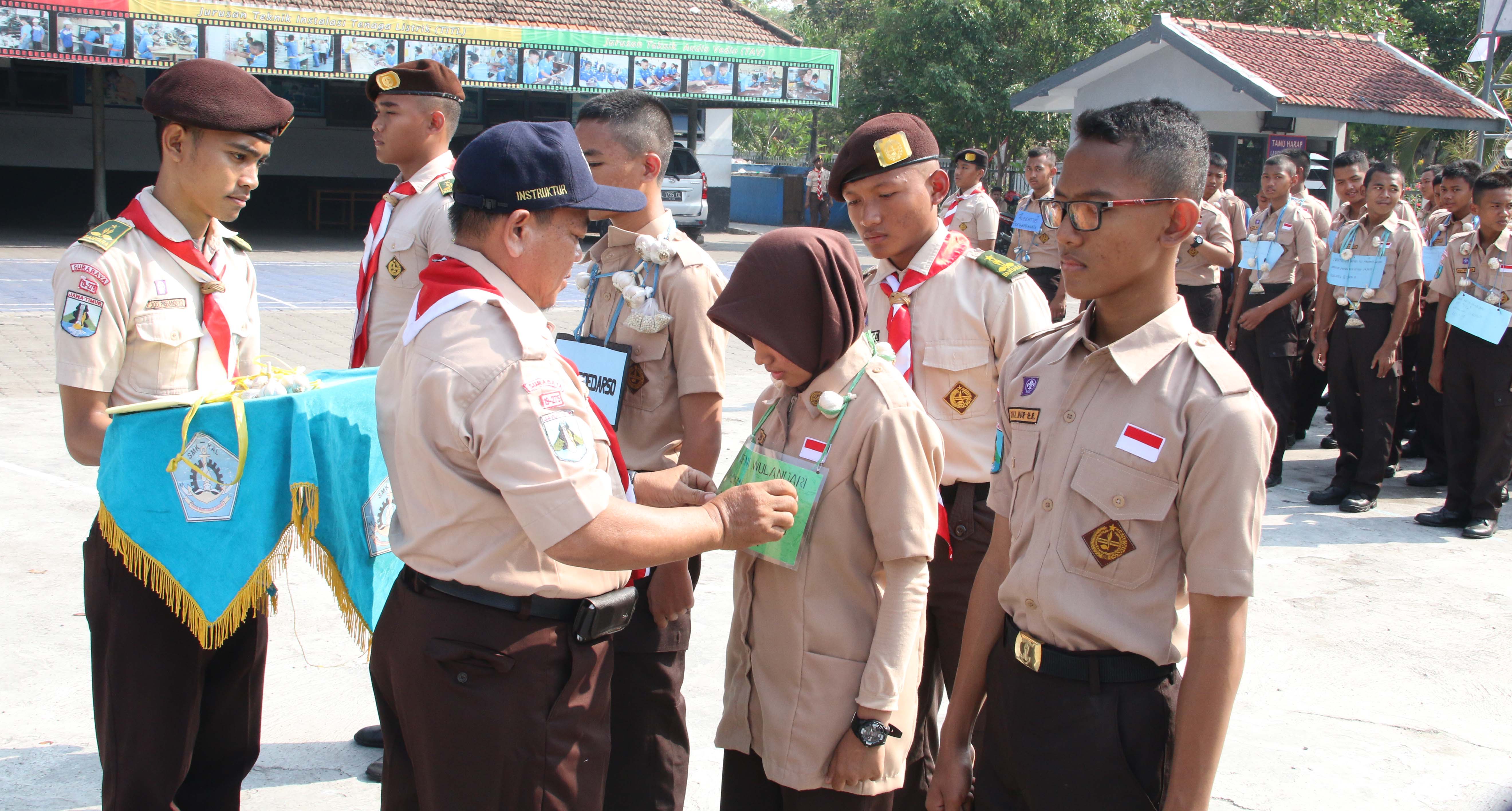 Pemasangan tanda peserta  Tamu Ambalan Yos Sudarso dan M.C Tiahahu Gudep 19.275-19.276 SMK KAL-1 Surabaya
