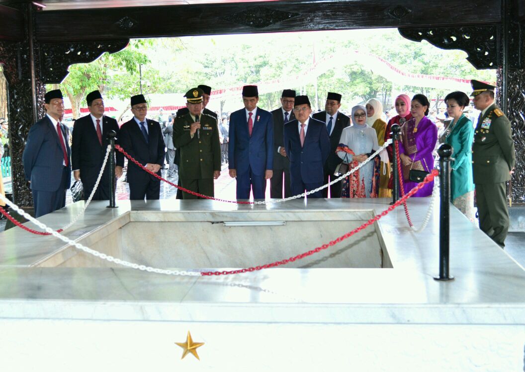 Presiden kepada memimpin Upacara Peringatan Hari Kesaktian Pancasila Tahun 2017 di Monumen Pancasila Sakti, Lubang Buaya Jakarta Timur pada hari Minggu 1 Oktober 2017. (Foto: Biro Pers/Setpres) 