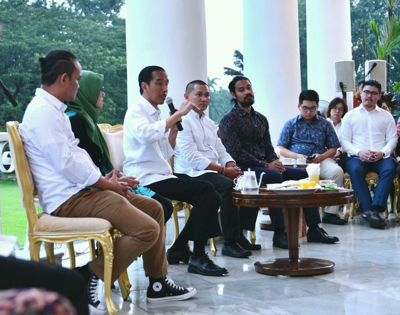 NGOPIBARENG: Presiden Jokowi berbicara dengan para pegiat kopi di Istana Bogor, Minggu sore. Ngopi Bareng Presiden di Hari Kopi Internasional. (Foto-foto: Biro Pers/Setpres)