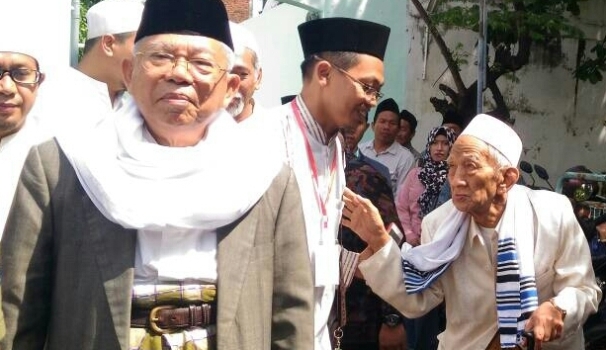 KIRI: KH Ma'ruf Amin, Ketua Umum MUI Pusat, bersama sejumlah ulama di Jawa Timur. (foto: dok ngopibareng.id)