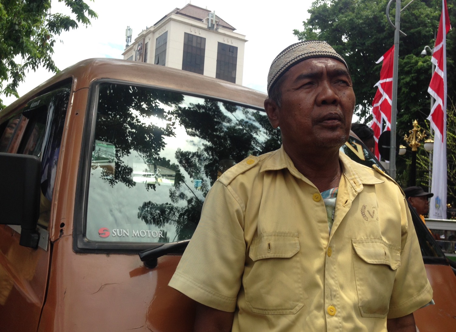 Kusnan, (62) Sopir angkutan kota (Kota), saat mengikuti aksi protes di depan Kantor Gubernur Jawa Timur, Jalan Pahlawan, Surabaya. Selasa, 3 Oktober 2017. (Foto: frd/ngopibarengid)