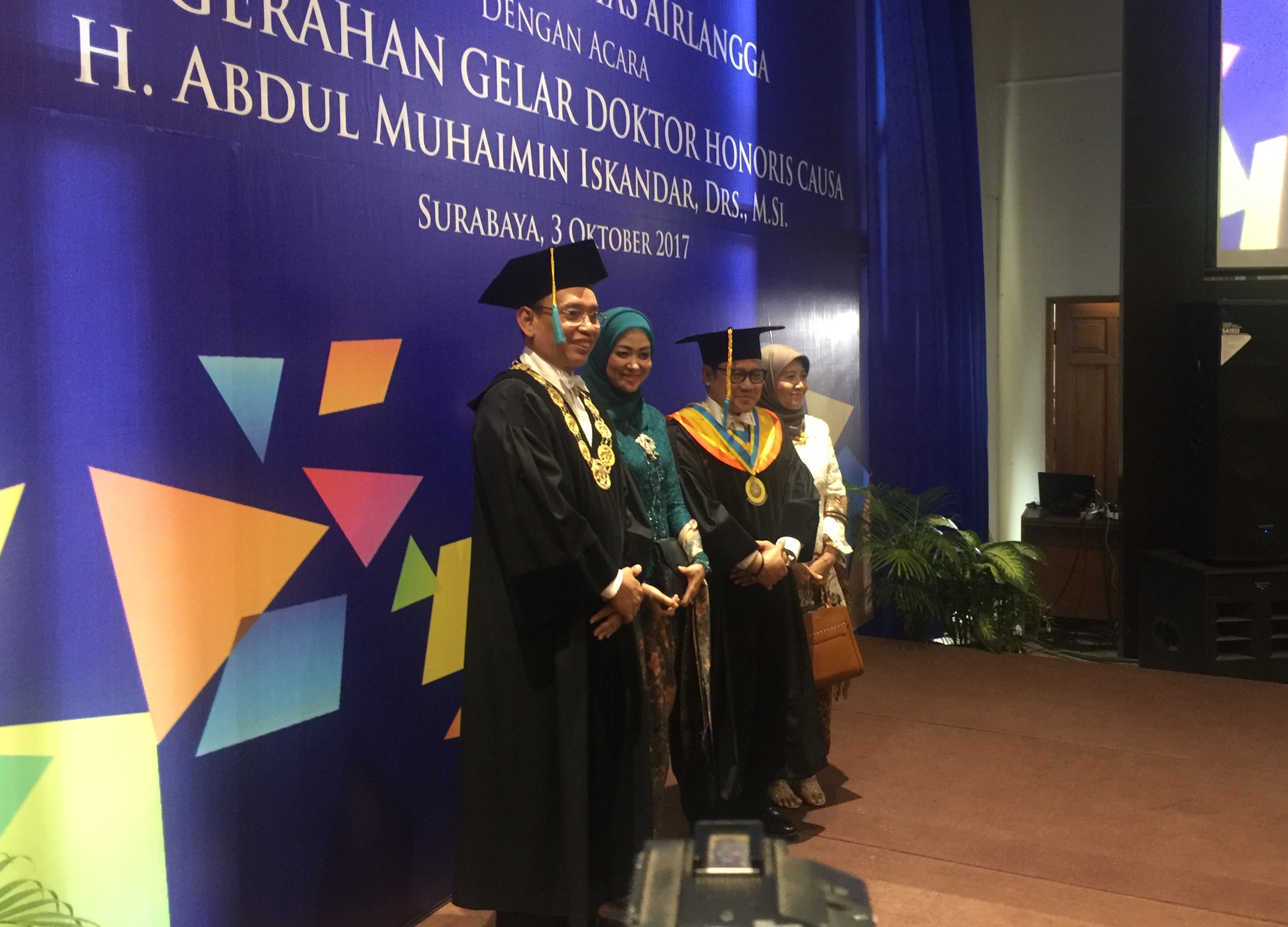 DOKTOR: Muhaimin Iskandar dan istri foro bersama Rektor Unair Prof Dr Mohammad Nasih di Kampus Unair.