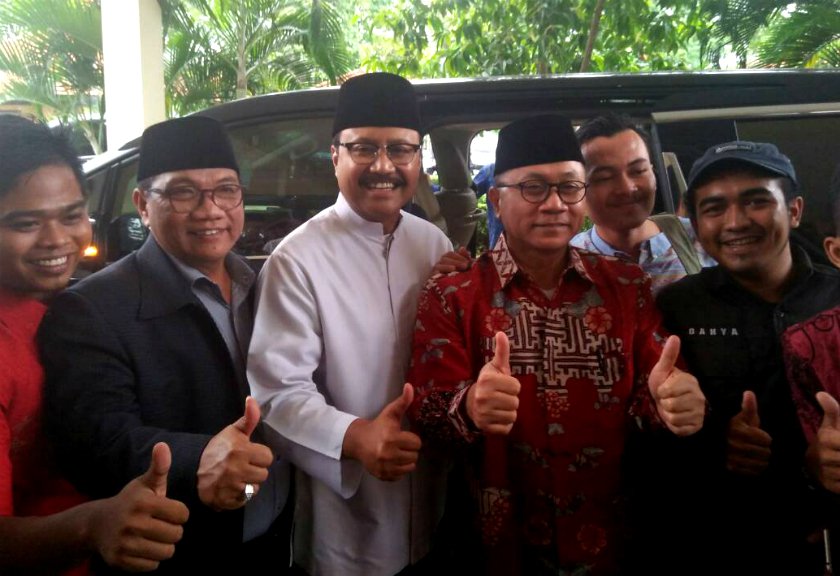 Ketum DPP PAN Zulkifli Hasan (dua dari kanan) bersama Wagub Jatim Saifullah Yusuf (baju putih) dan Ketua DPW PAN Jatim Masfuk (dua dari kiri)