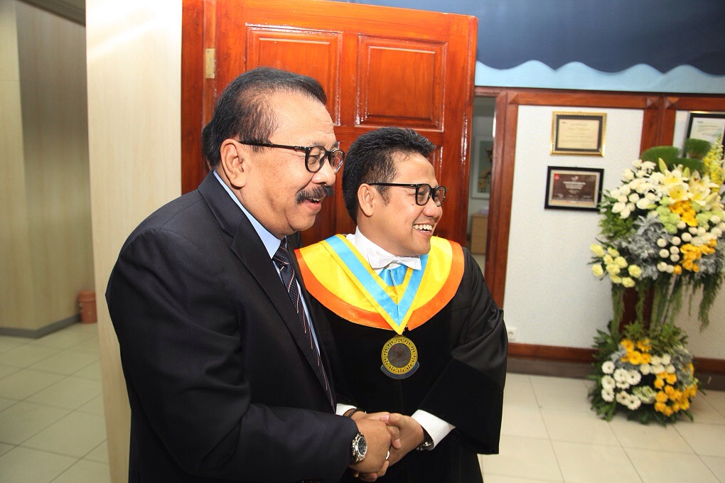 Gubernur Soekarwo mengahadiri penganugerahan gelar Doctor Honoris Causa kepada Muhaimin Iskandar oleh Unair, Selasa, 3 Oktober 2017. (Foto: Biro Humas Jatim)