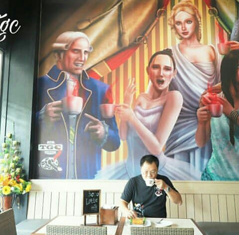 Daniel Ko dengan background salah satu coffee shop miliknya. foto:dok pribadi