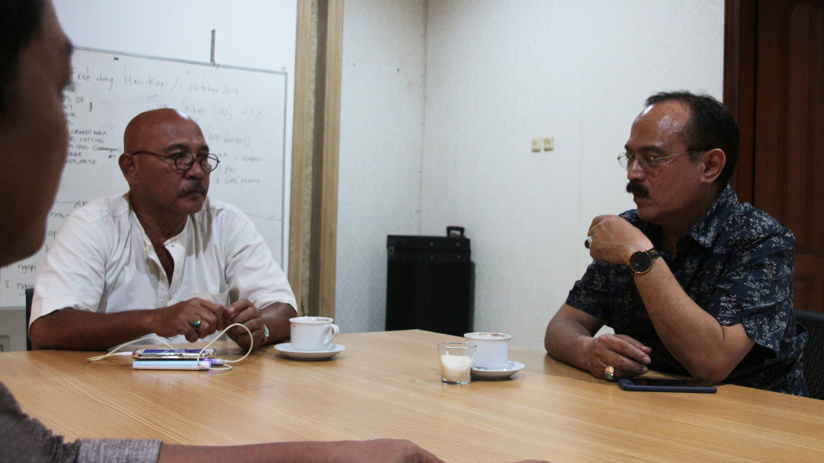 Pemimpin Redaksi Ngopibareng.id, M Anis, bersama Erros Djarot, di Kantor Redaksi Ngopibareng.id, di Jalan Dr Wahidin no.38, Surabaya. (Foto: frd/ngopibareng.id)