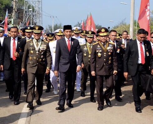 Presiden Jokowi didampingi Kapolri Jenderal Tito, Paglima TNI Jenderal Gatot Nurmantyo dan sejumlah petinggi lain saat jalan kaki menuju lokasi HUT TNI, Kamis (5/10/2017).