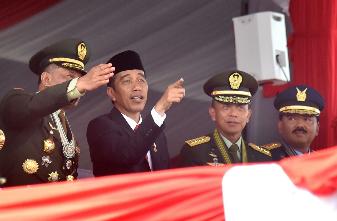 Presiden Joko Widodo bertindak sebagai inspektur upacara dalam peringatan Hari Ulang Tahun (HUT) ke-72 TNI pada Kamis pagi, 5 Oktober 2017. (Foto: Biro Pers/Setpres) 