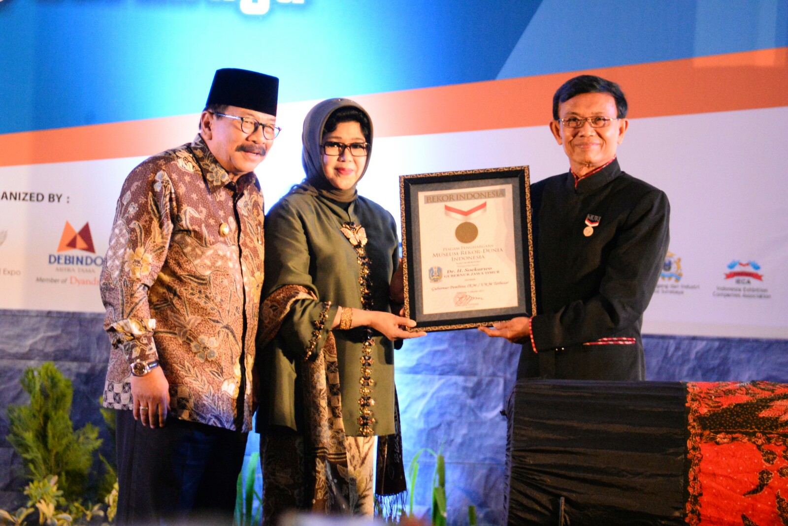 Gubernur Jatim Pakde Karwo menerima Rekor MURI sebagai Gubernur Pembina UKM/IKM terbesar di Indonesia. (Foto: humas pemprov)